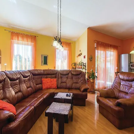 Three-bedroom Holiday In Holiday home